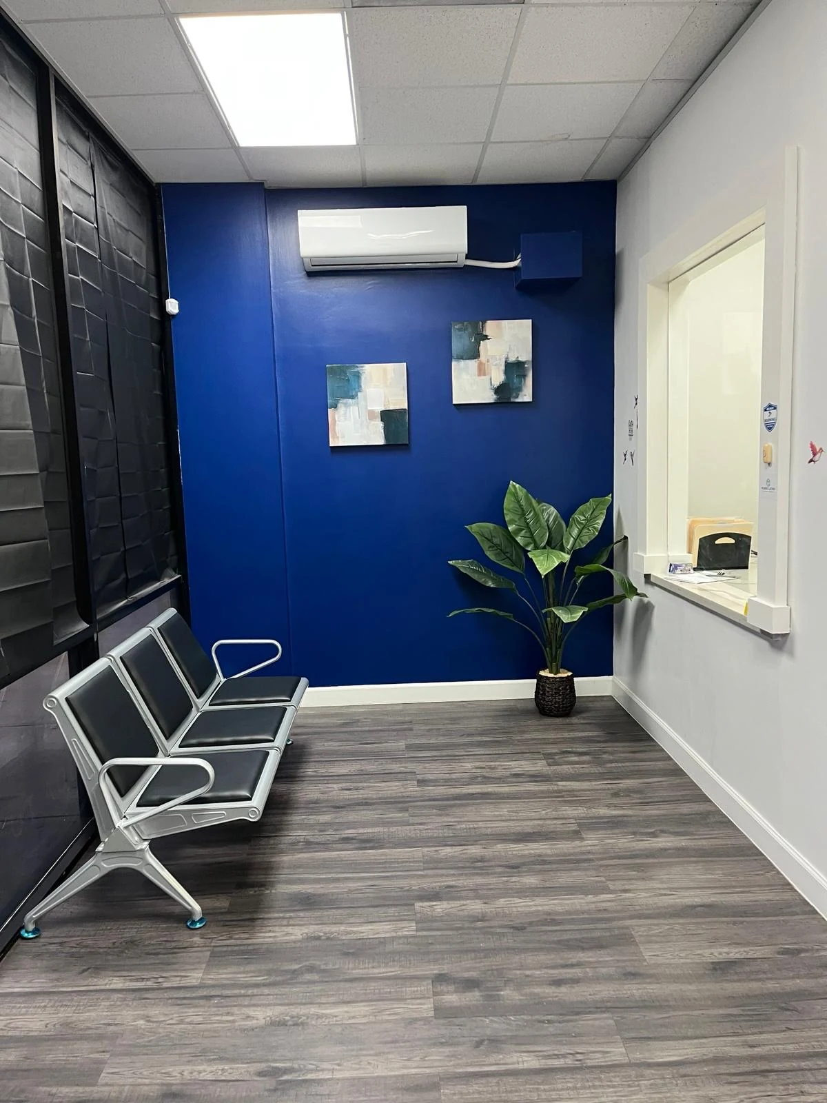 Sala de espera limpia y moderna de Mundo Latino Clínica Médica